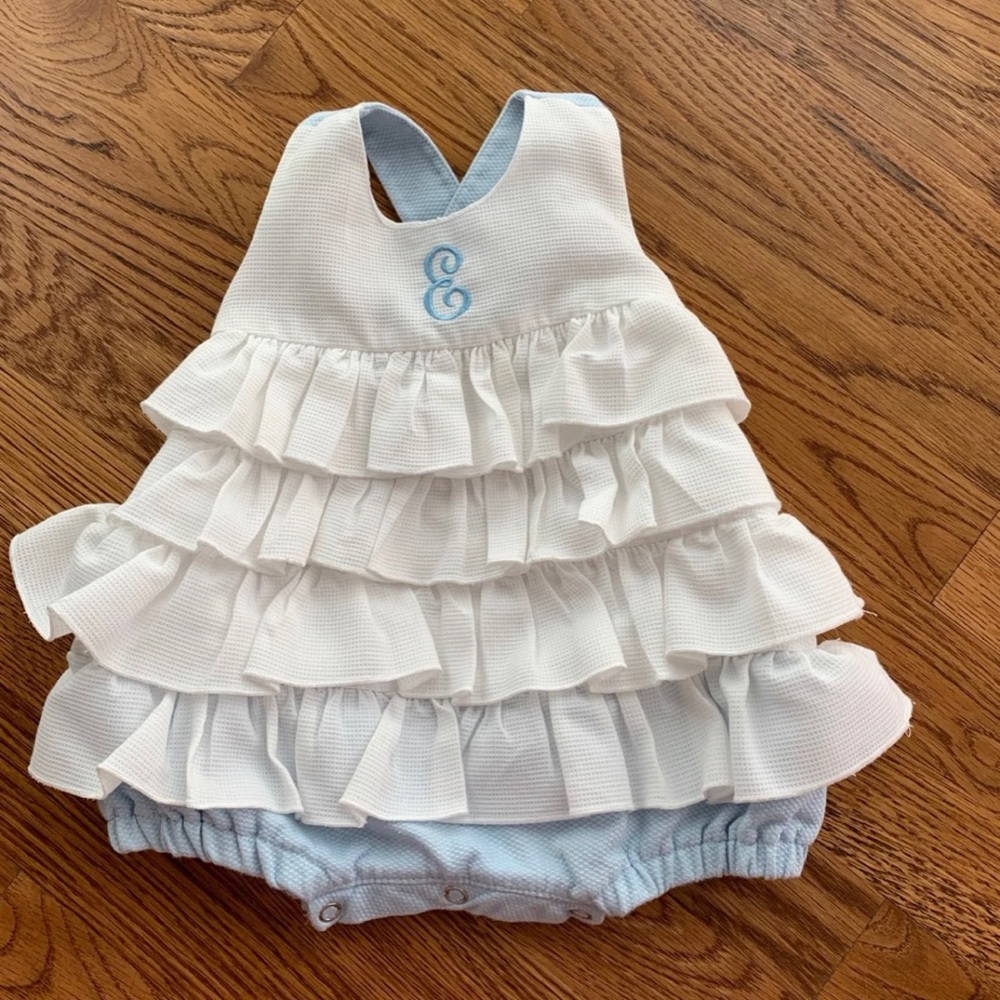 Blue and white ruffle bubble